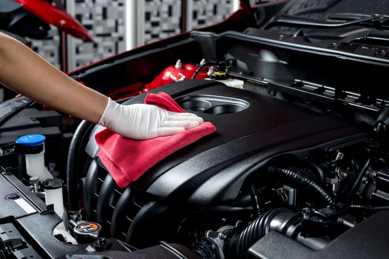 Comment nettoyer un moteur de voiture plein d'huile ?